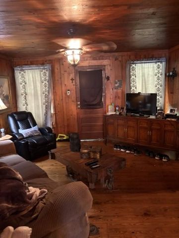 20 S. Scruggs St., Mountain City, GA 30562