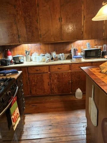 20 S. Scruggs St., Mountain City, GA 30562