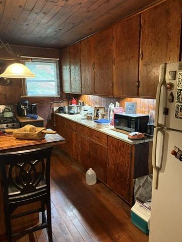 20 S. Scruggs St., Mountain City, GA 30562