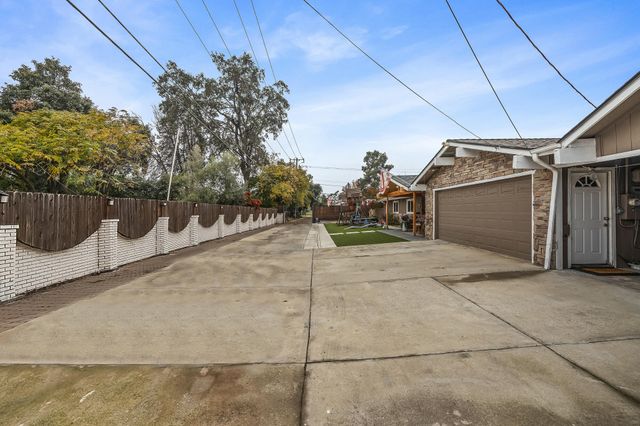 547 W Gettysburg Avenue, Fresno, CA 93705