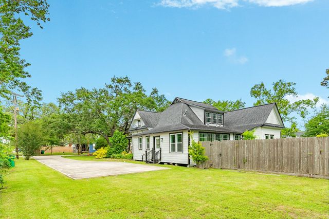 336 N Rockisland Street, Angleton, TX 77515