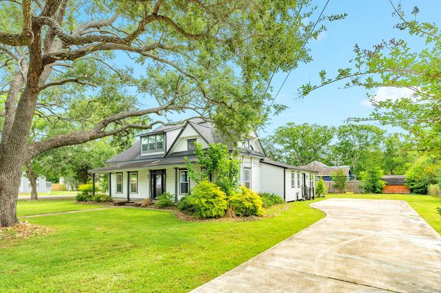 336 N Rockisland Street, Angleton, TX 77515