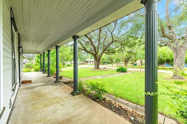 336 N Rockisland Street, Angleton, TX 77515