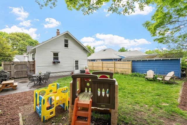 4 Western Ave, Wakefield, MA 01880