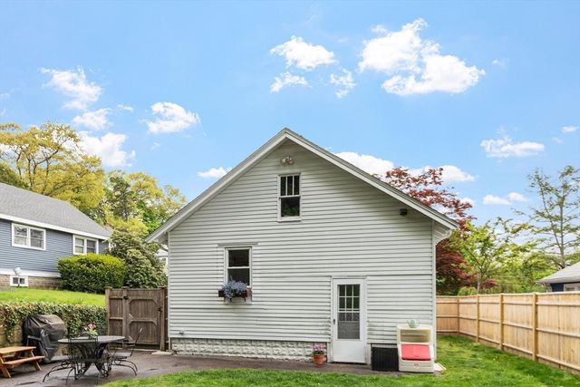 4 Western Ave, Wakefield, MA 01880