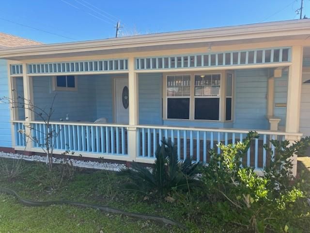 101 Pompano Avenue, Galveston, TX 77550