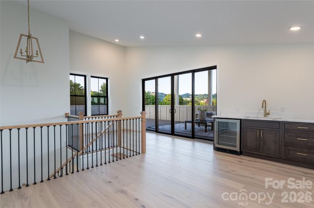 6 Dailey Drive, Asheville, NC 28801
