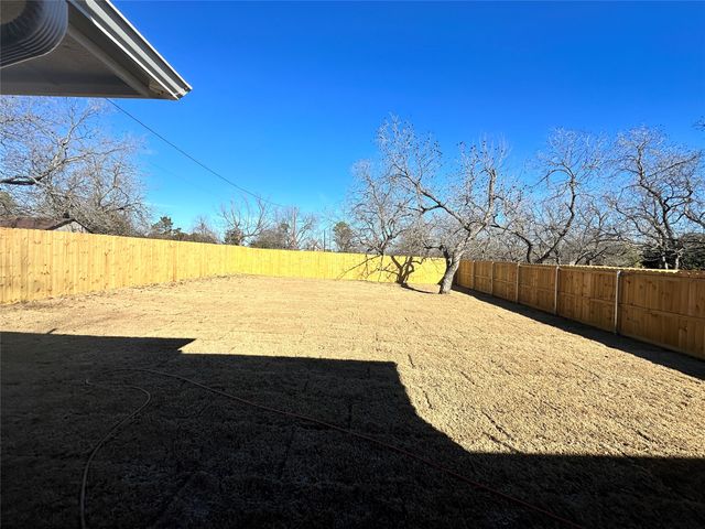 1989 W Bond Street, Denison, TX 75020
