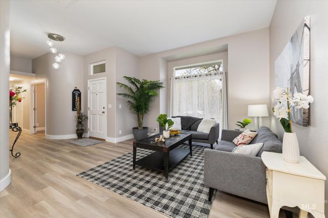 2250 N Amethyst, Meridian, ID 83646