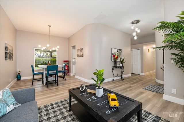 2250 N Amethyst, Meridian, ID 83646