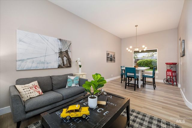 2250 N Amethyst, Meridian, ID 83646