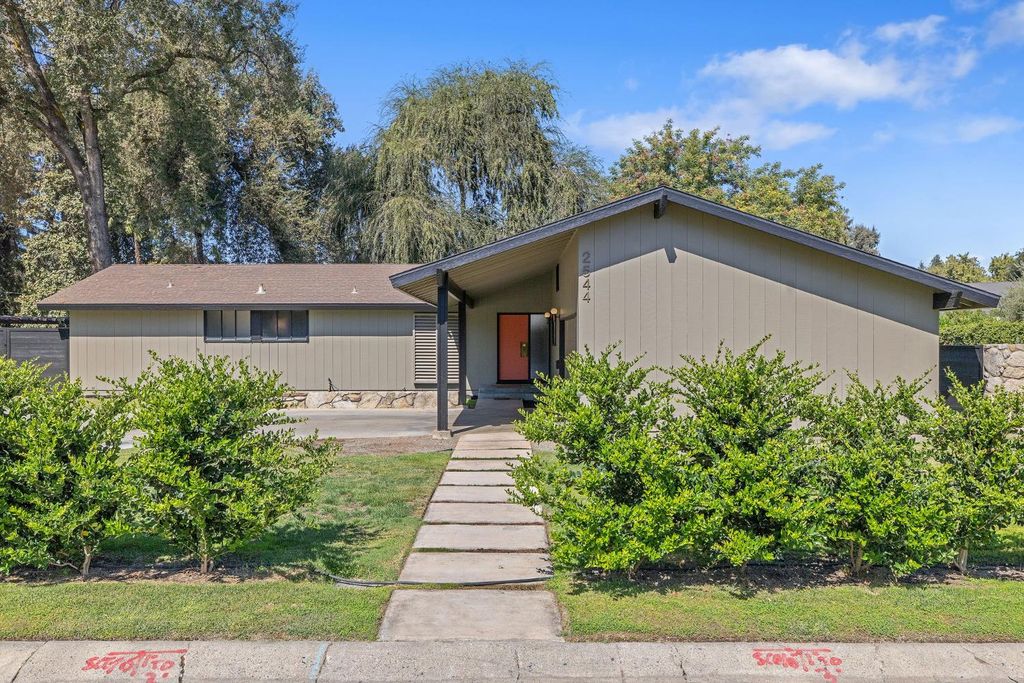 Image 1 of property listing at 2544 W Keogh Avenue, Visalia, CA 93291