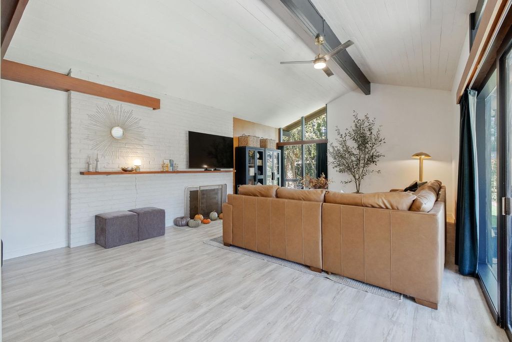 Image 10 of property listing at 2544 W Keogh Avenue, Visalia, CA 93291