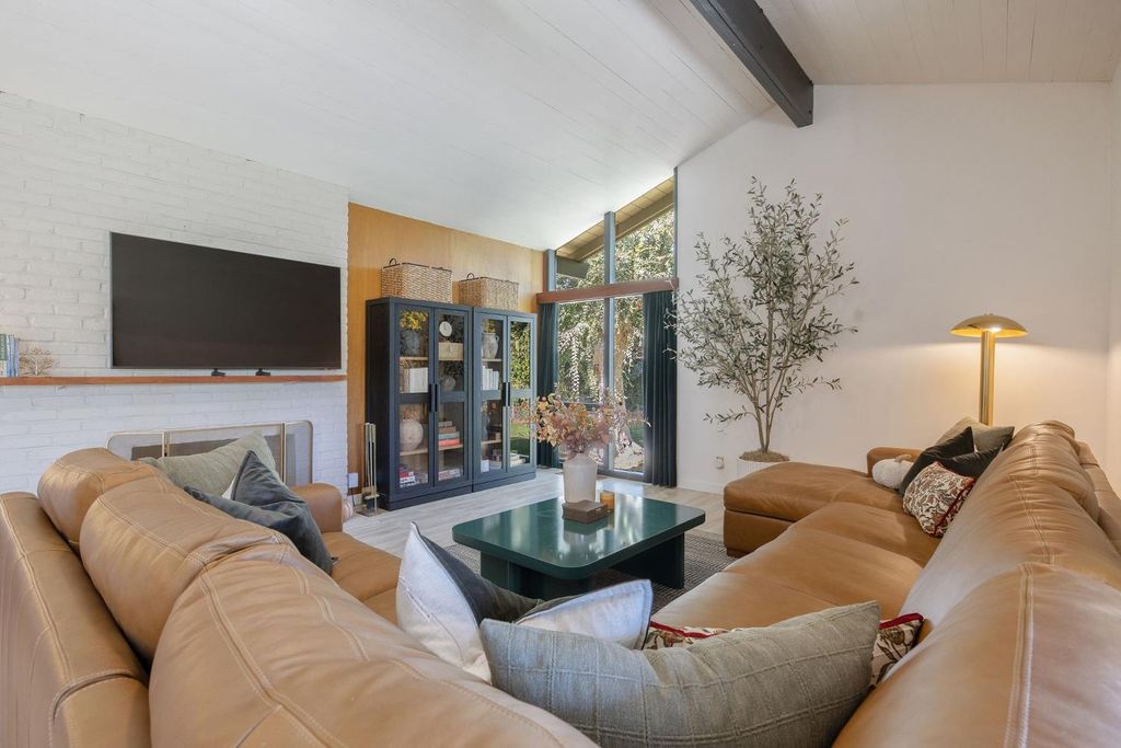Image 11 of property listing at 2544 W Keogh Avenue, Visalia, CA 93291