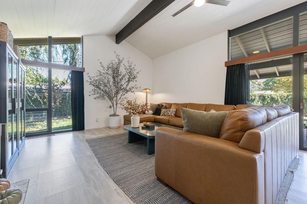 Image 12 of property listing at 2544 W Keogh Avenue, Visalia, CA 93291
