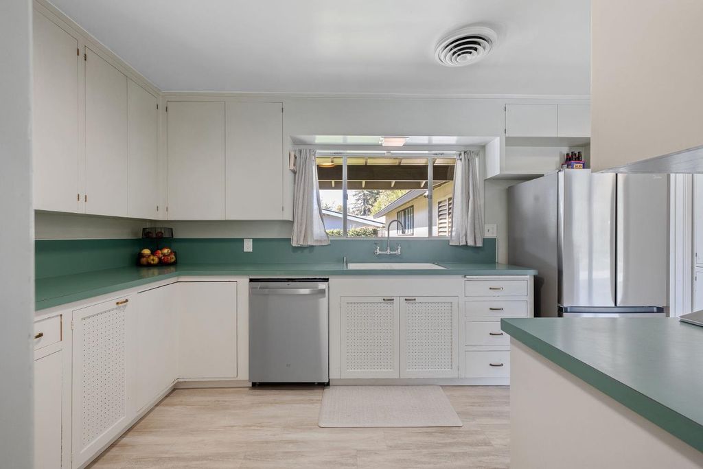 Image 24 of property listing at 2544 W Keogh Avenue, Visalia, CA 93291
