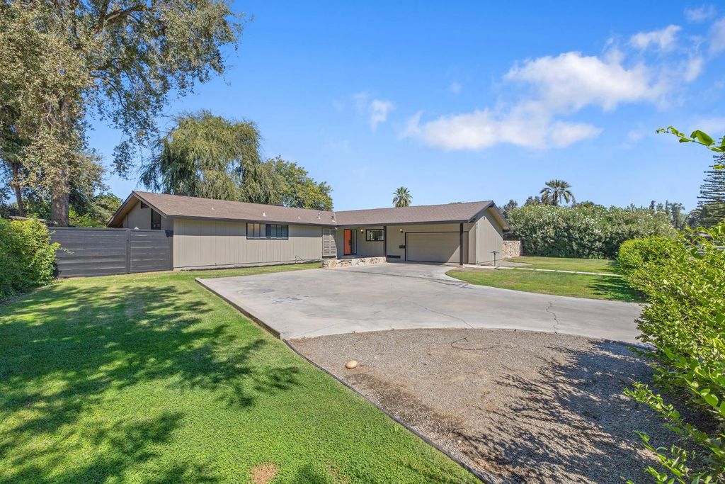 Image 3 of property listing at 2544 W Keogh Avenue, Visalia, CA 93291