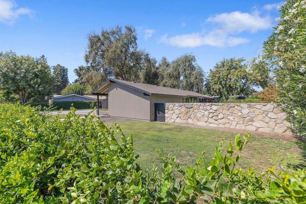 Image 4 of property listing at 2544 W Keogh Avenue, Visalia, CA 93291