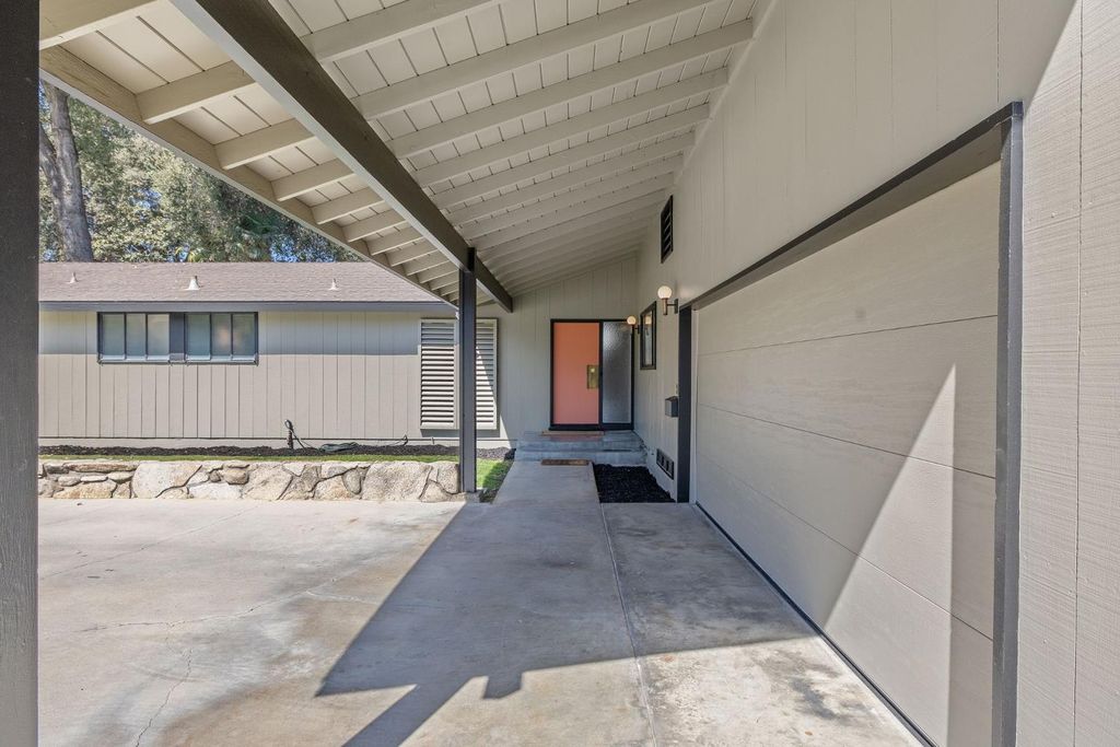 Image 5 of property listing at 2544 W Keogh Avenue, Visalia, CA 93291