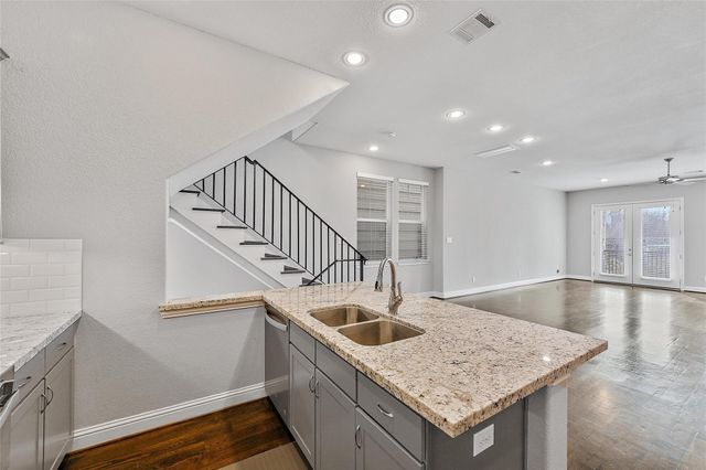1221 W 19th Street B, Houston, TX 77008