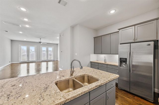 1221 W 19th Street B, Houston, TX 77008