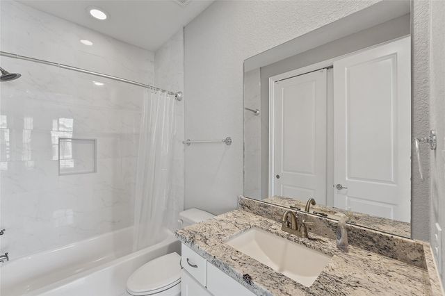 1221 W 19th Street B, Houston, TX 77008