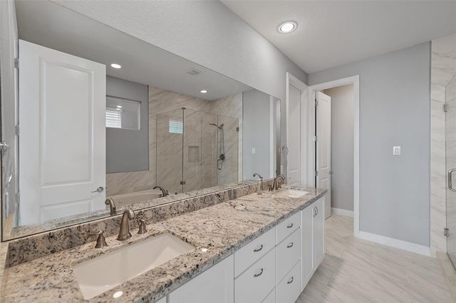 1221 W 19th Street B, Houston, TX 77008