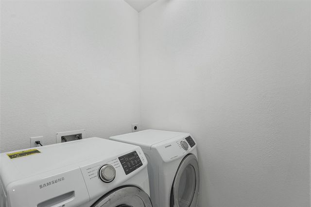1221 W 19th Street B, Houston, TX 77008