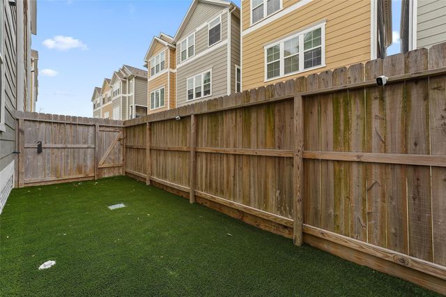 1221 W 19th Street B, Houston, TX 77008