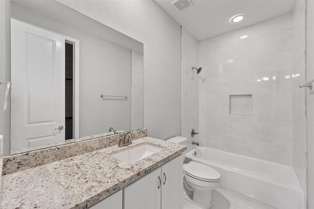 1221 W 19th Street B, Houston, TX 77008