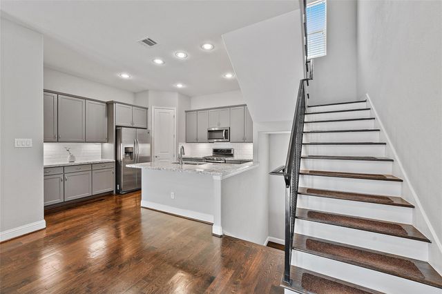 1221 W 19th Street B, Houston, TX 77008