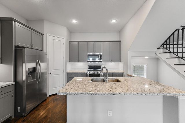 1221 W 19th Street B, Houston, TX 77008