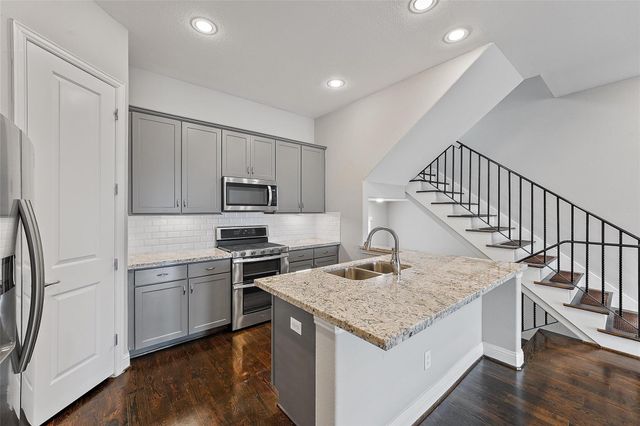 1221 W 19th Street B, Houston, TX 77008