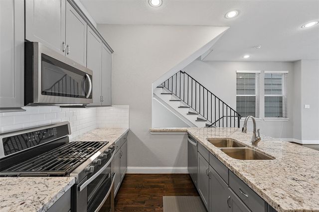 1221 W 19th Street B, Houston, TX 77008