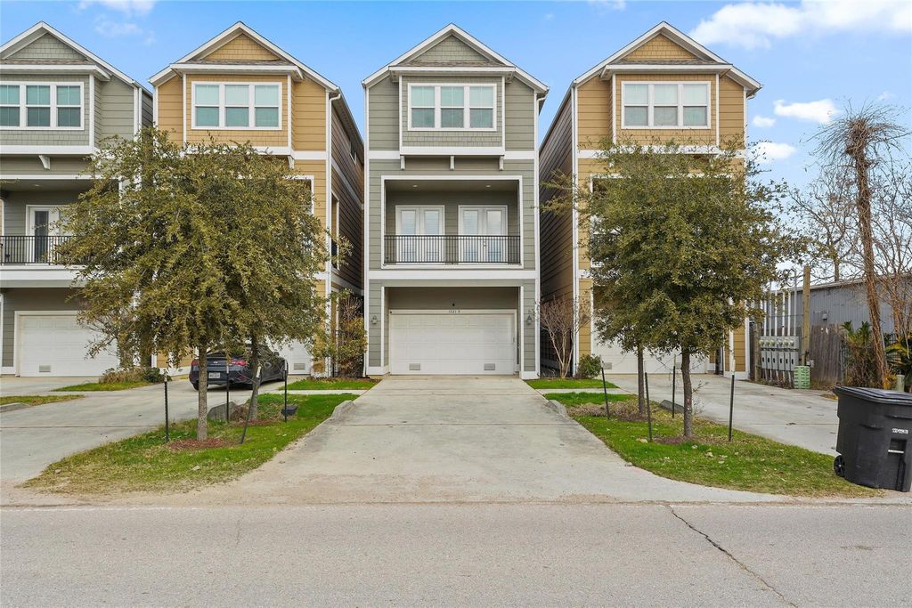 1221 W 19th Street B, Houston, TX 77008