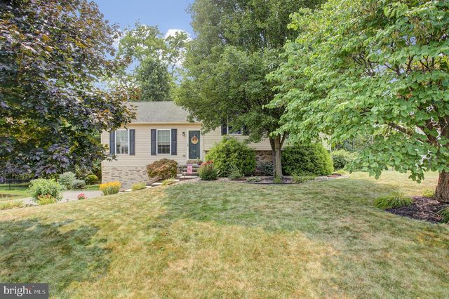1858 FALCON LN, Chambersburg, PA 17202