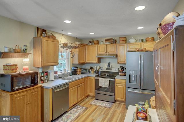 1858 FALCON LN, Chambersburg, PA 17202