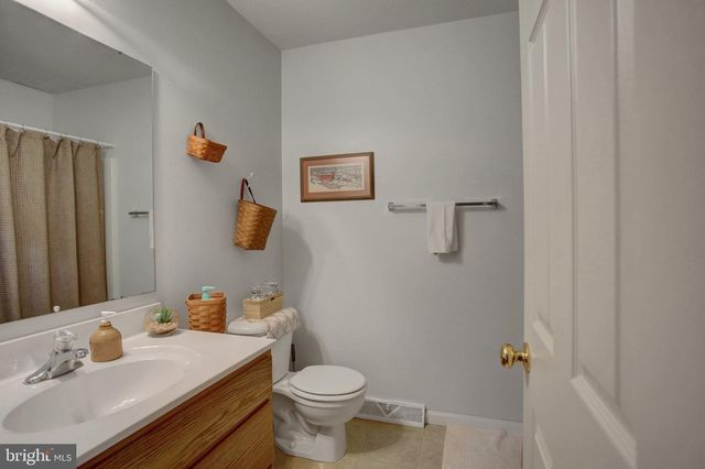1858 FALCON LN, Chambersburg, PA 17202