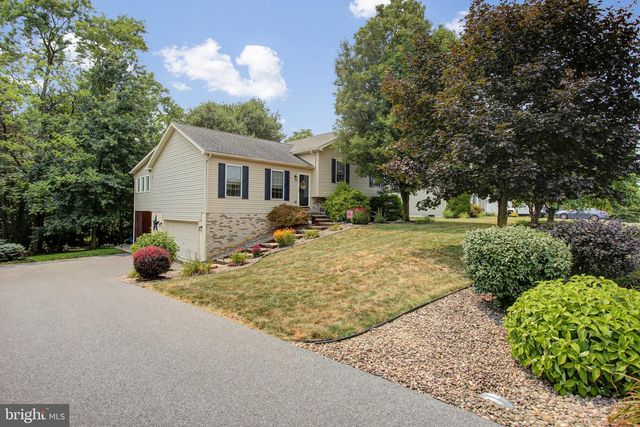 1858 FALCON LN, Chambersburg, PA 17202