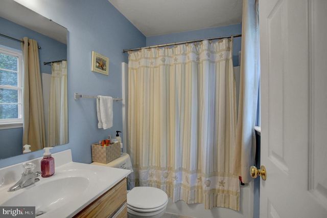 1858 FALCON LN, Chambersburg, PA 17202