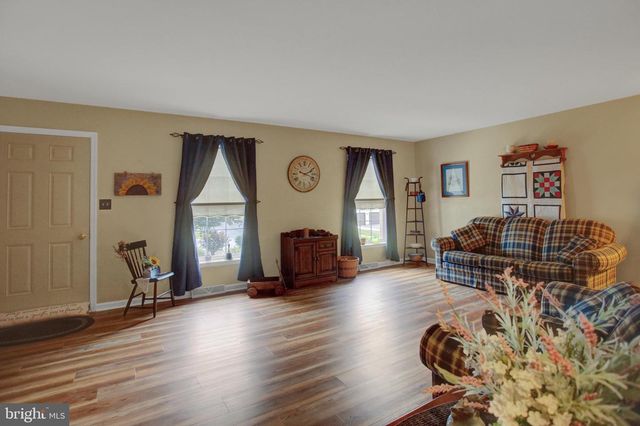 1858 FALCON LN, Chambersburg, PA 17202