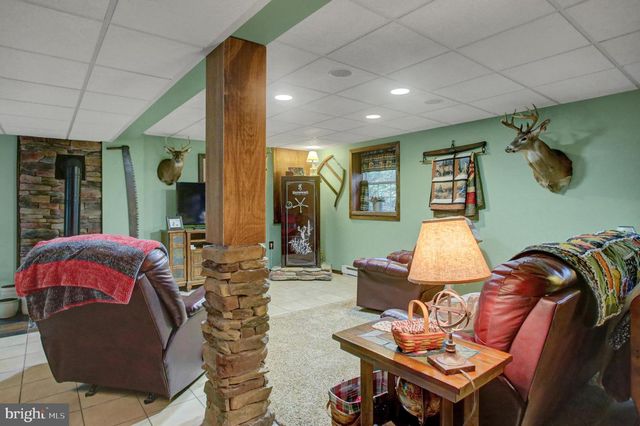 1858 FALCON LN, Chambersburg, PA 17202