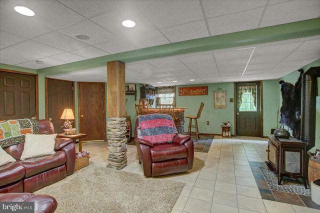 1858 FALCON LN, Chambersburg, PA 17202