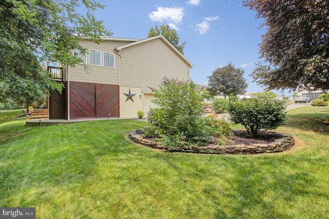 1858 FALCON LN, Chambersburg, PA 17202