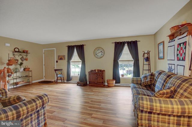 1858 FALCON LN, Chambersburg, PA 17202
