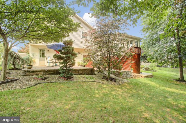 1858 FALCON LN, Chambersburg, PA 17202