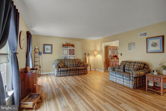 1858 FALCON LN, Chambersburg, PA 17202