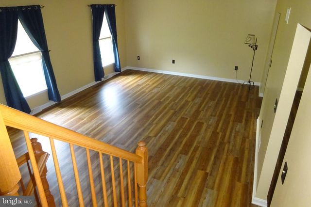 1858 FALCON LN, Chambersburg, PA 17202