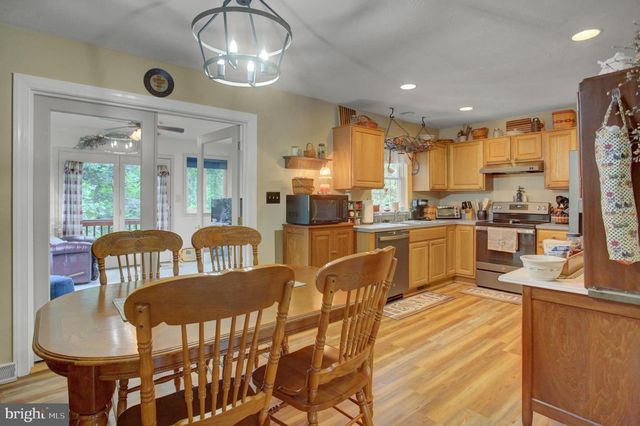 1858 FALCON LN, Chambersburg, PA 17202