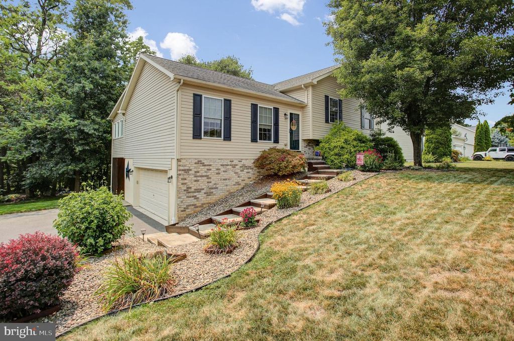 1858 FALCON LN, Chambersburg, PA 17202